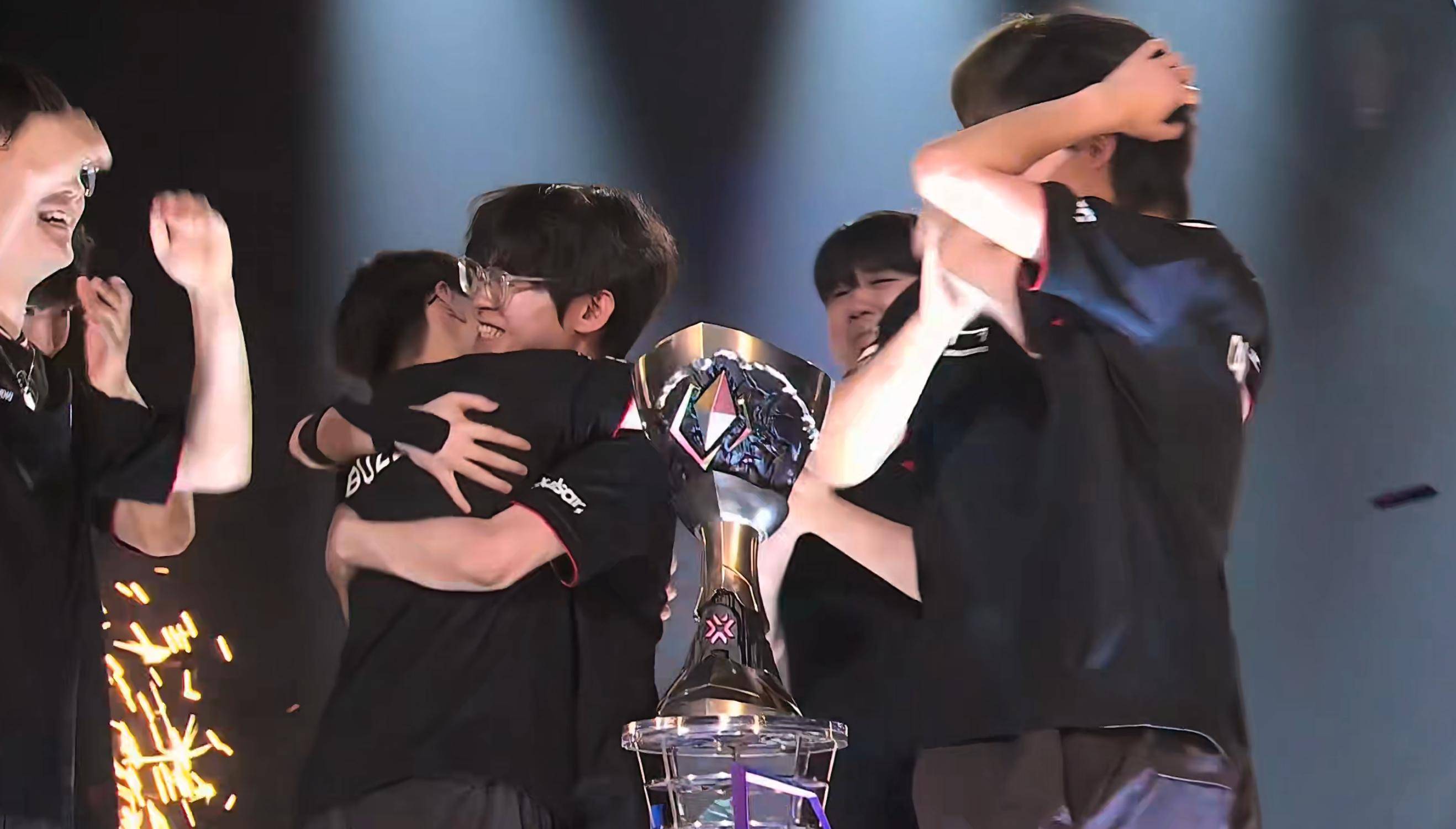 FNC力克TL，CoreJJ开启传奇时刻峡谷大战半决赛，点燃全场激情