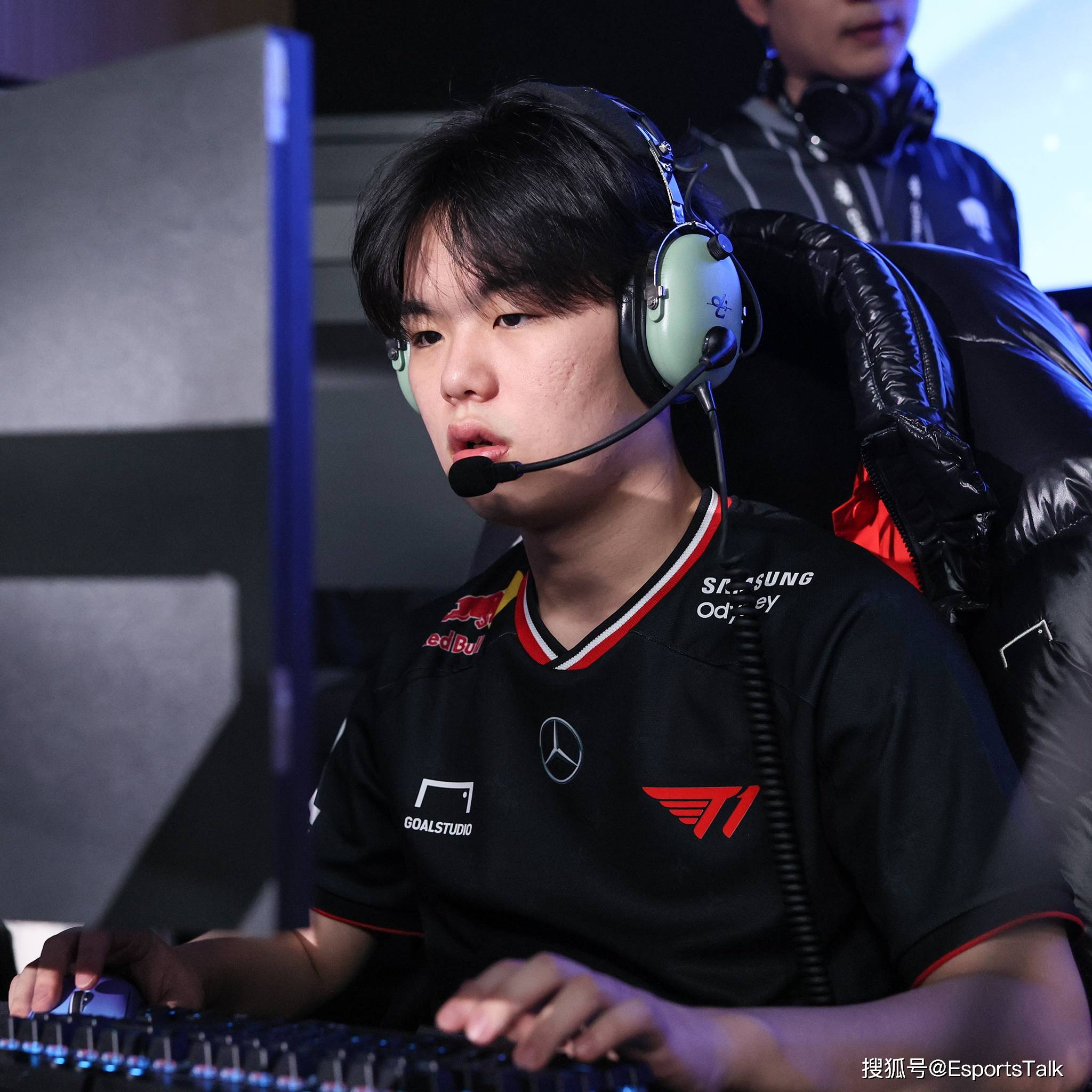 T1险胜EDG,Deft操刀奇招英雄翻盘鏖战多局淘汰赛,点燃全场激情 T1险胜EDG,Deft操刀奇招英雄翻盘鏖战多局淘汰赛,点燃全场激情