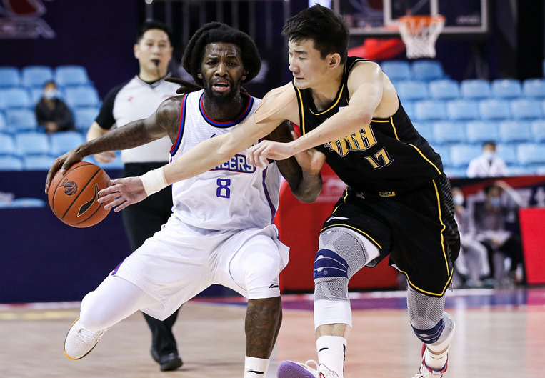 马刺碾压天津队，孙铭徽带队取胜